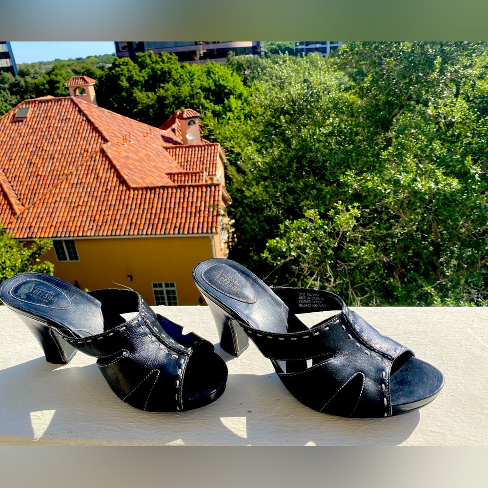 Clarks artisan collection black leather heel sandal 8.5